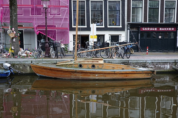 Amsterdam photos: canals, architecture, bars, bikes and an old submarine