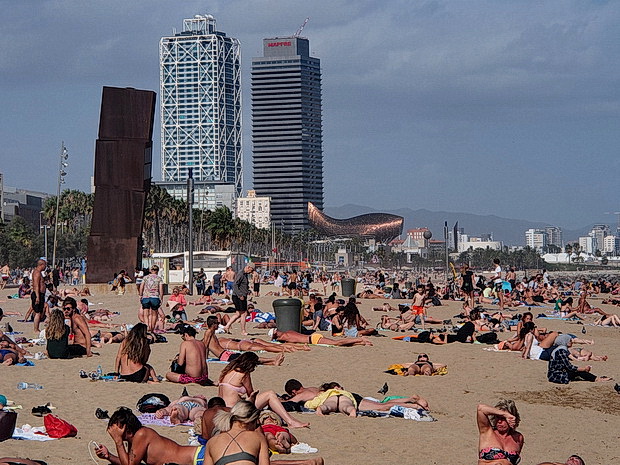 In photos: Barcelona Beach in the last days of summer, Spain
