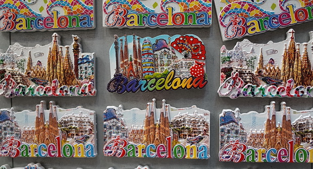 Barcelona street photos: street art, graffiti, markets and architecture