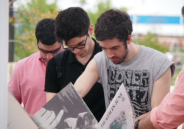 Photos of the Brooklyn Flea Record Fair, East River State Park, 90 Kent Ave. at North 7th St., Williamsburg, New York, May 2014