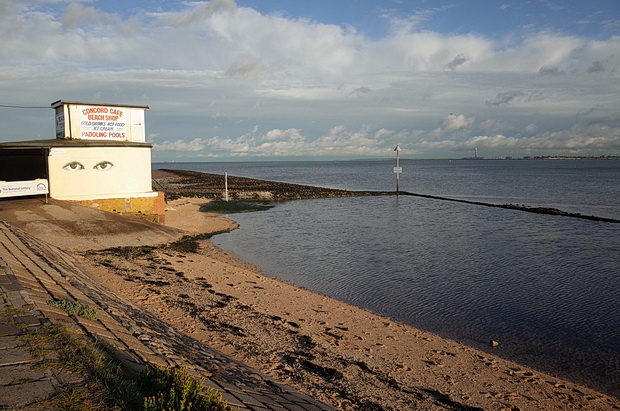 Canvey Island photos - beautiful artwork, sea views, racism and wifebeating, Essex, England