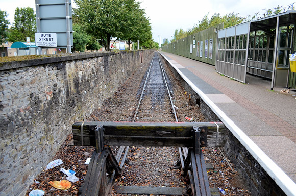Cardiff Bay railway station quietly rots away...