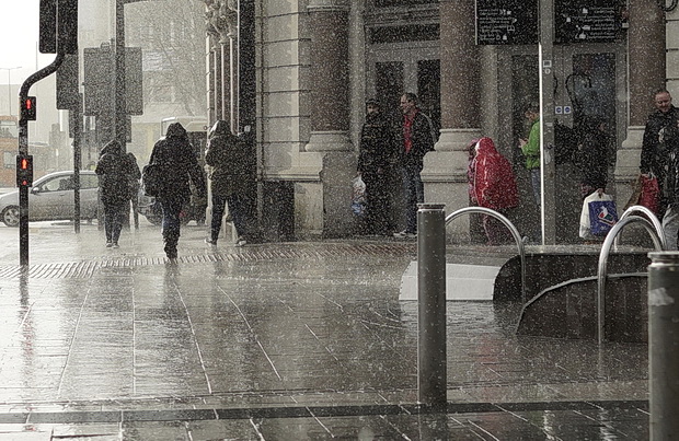 Street scenes, rain, sales and street performers, Cardiff photos, December 2015