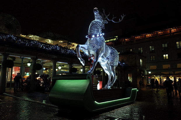 An early Christmas London walk - baubles, gas lamps, ice rink, South Bank and ICA art launch, November 2014