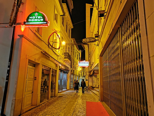 Coimbra, Portugal: 100 photos of night scenes, street art, architecture and Christmas lights 