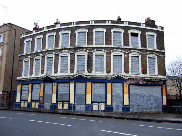 Another lost London dodgy boozer: The Globe, Tollington Rd, N7 