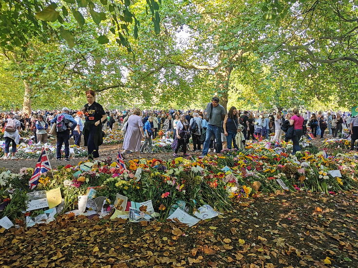 Green Park, The Queen and thousands of flowers, Sept 2022