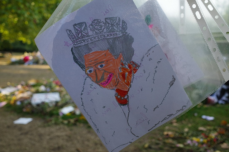 Flags, rotting flowers and weird painting: Green Park memorial to the Queen