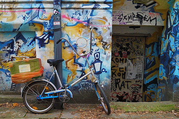 Hamburg photos: street art, graffiti, night scenes, the docks and The Monochrome Set