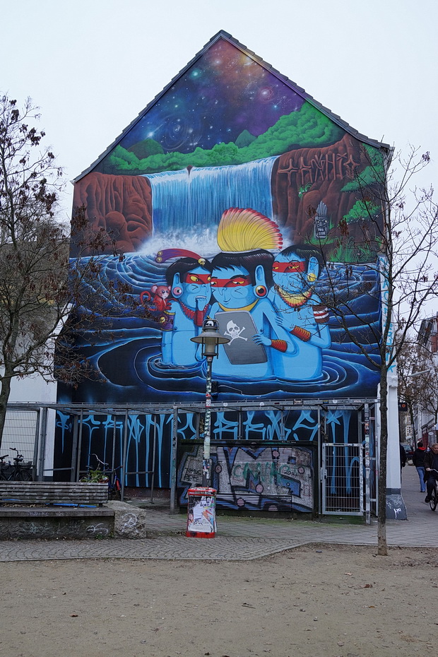 Hamburg photos: street art, graffiti, night scenes, the docks and The Monochrome Set
