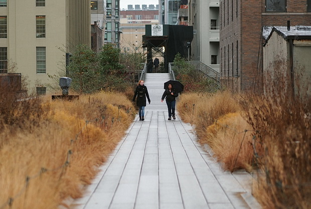 A walk along the High Line public park, Manhattan, New York, USA