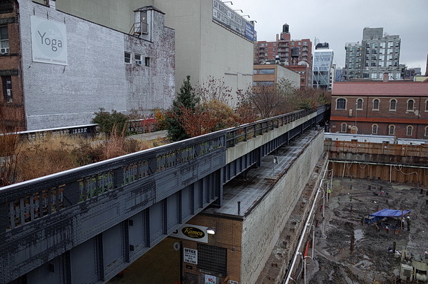 A walk along the High Line public park, Manhattan, New York, USA