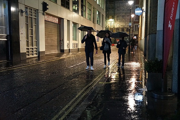 London pics: Christmas lights, rain, Pixel 3 and a man dragging a golden cross, December 2018