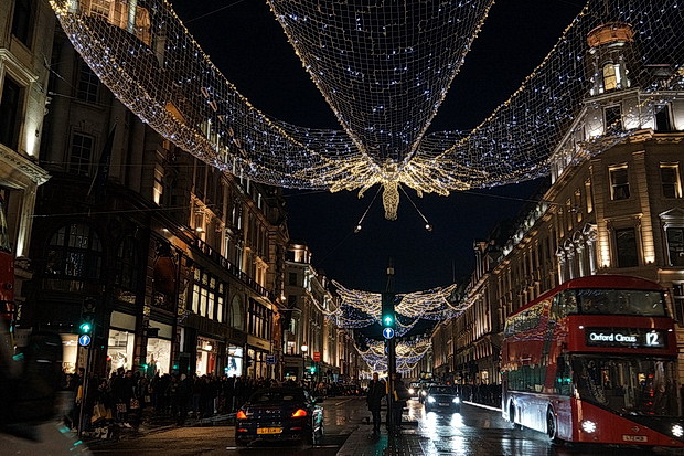 London pics: Christmas lights, rain, Pixel 3 and a man dragging a golden cross, December 2018