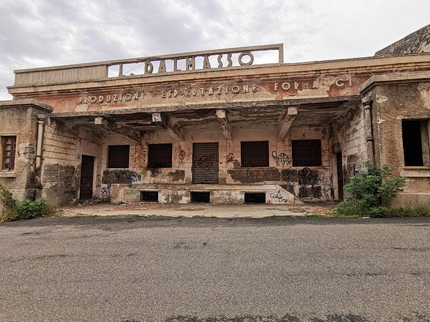Macomer, Sardinia: steam loco, narrow gauge railway and abandoned warehouses - in photos
