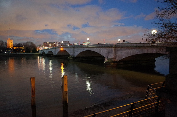 Putney at night: river views, Putney Bridge, the Half Moon and street views, January 2017