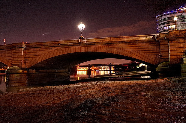 Putney at night: river views, Putney Bridge, the Half Moon and street views, January 2017