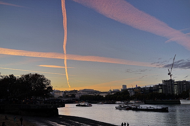 Jet trails, blue skies, skyscrapers and glass lamps: South Bank at sunset, autumn 2018