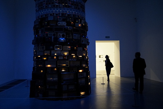 A tower of 800 noisy radios: Cildo Meireles Babel at the Tate Modern, London, May 2016