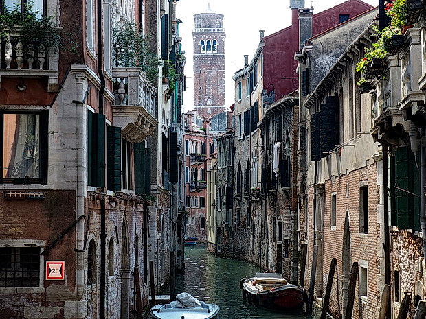 Venice in 100 photographs: architecture, canals, gondolas, sunshine and colours