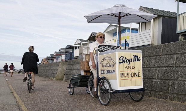 Whitstable photos: beach scenes, singing fisherman and an oyster eating competition