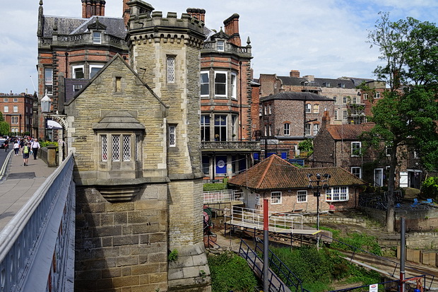 York photos: architecture, city walls, river scenes, night views and the Monochrome Set