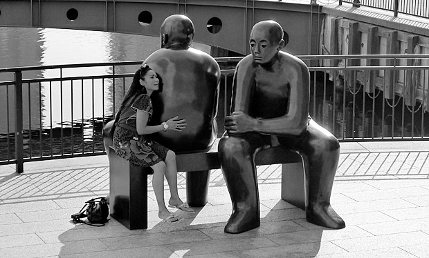 Cuddling a Canary Wharf statue
