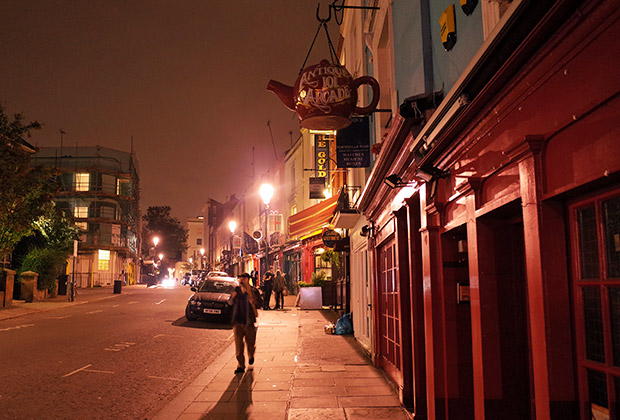Portobello Road at night - antiques, burgers and a friendly pub