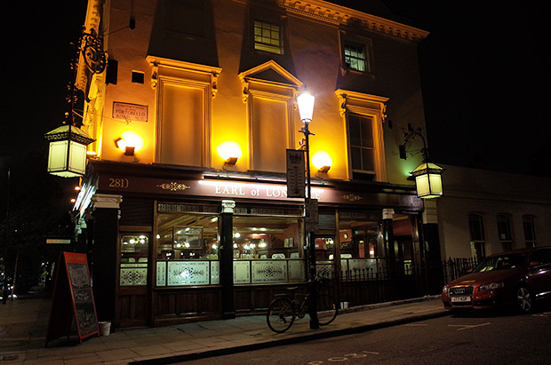 Portobello Road at night - antiques, burgers and a friendly pub 