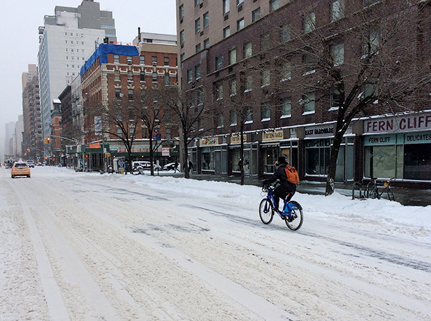New Yorker on a Boris Bike battles the snowstorms down 1st Avenue