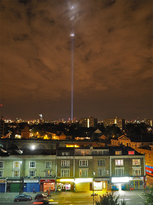 Beam of light in the London sky marks the centenary of the First World War
