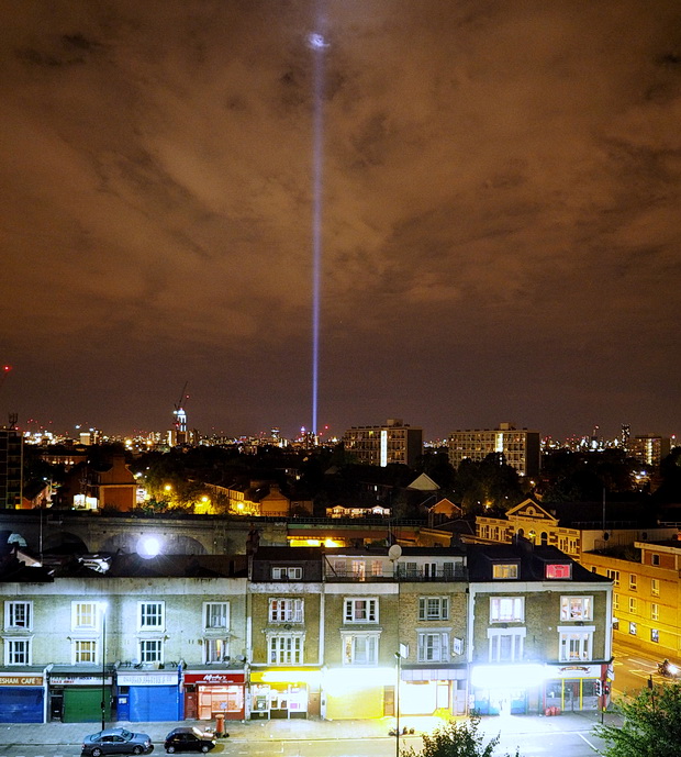 Beam of light in the London sky marks the centenary of the First World War