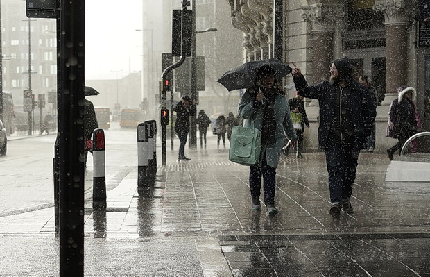 Street scenes, rain, sales and street performers, Cardiff photos, Dec 2015
