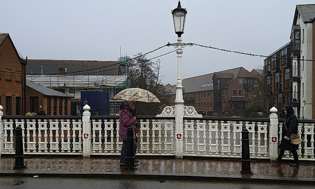 Tonbridge in the rain: umbrellas, street views and an abandoned shopping trolley, Jan 2016
