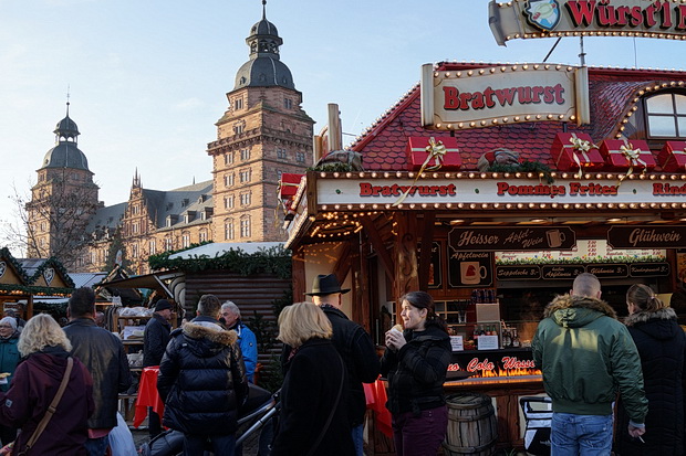 A mighty big Bavarian Christmas Market: December in Aschaffenburg, Germany