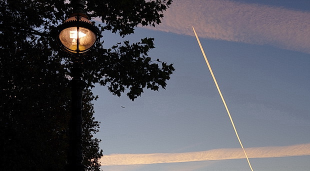 Jet trails, blue skies, skyscrapers and glass lamps: a South Bank sunset, autumn 2018
