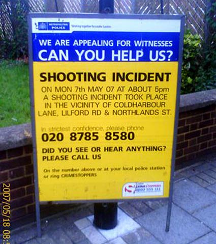 Yellow police incident board. Shooting incident Coldharbour Lane and Lilford Road, Brixton, SW9, 5pm, Monday 7th May 2007