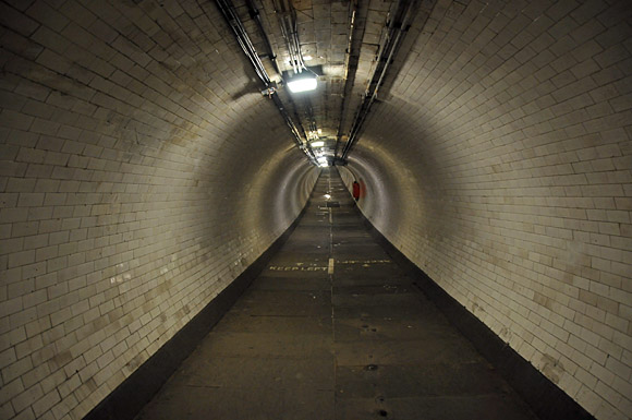 Greenwich foot tunnel, photos of the pedestrian tunnel crossing beneath the River Thames in East London, linking Greenwich  and the Isle of Dogs, London