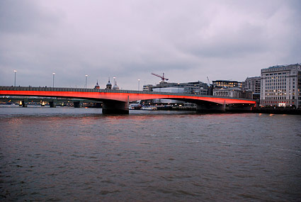 London bridge, Thames, London, February 2007