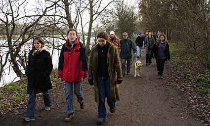 Walking towards Hammersmith Bridge, urban75 walk, January 2005