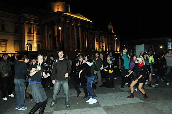 urban75 rocking around the fourth plinth at Trafalgar Square, central London, 2am Friday 4th September 2009