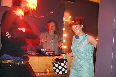 Back room fun, OFFLINE club at the Dogstar, Brixton, Thursday 27th January 2005, urban75 club night, London.