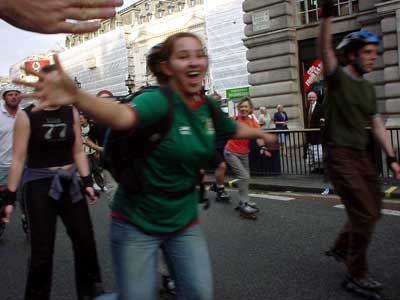 High Fives as FNS Roller Bladers meet Critical Mass! Regents Street, Critical Mass, London 31st May 2002