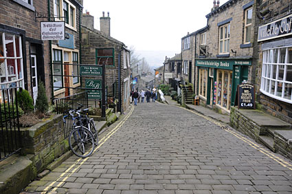 Haworth village photos, home of the Bronte sisters, Worth Valley, West Yorkshire, England, with pictures of landmarks, mills, canals, pubs, cafes, tourist sights and more