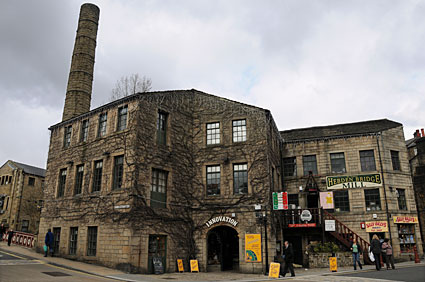 Hebden Bridge photos, Calderdale, West Yorkshire, England, with pictures of streets, houses, landmarks, mills, canals, station, bars, cafes, tourist sights and more
