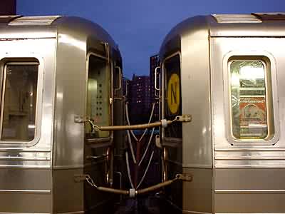New York: subway car embrace