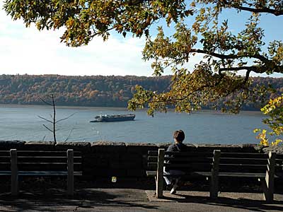 Looking over Hudson River, Fort Tryon Park, Hudson Heights, Manhattan, New York, NYC, USA