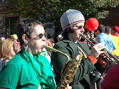 Sax and trumpet, New York Marathon 2004, Bedford Avenue, Williamsburg, Brooklyn, New York, NYC, USA
