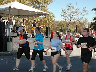 Passing the rock band  New York Marathon 2004, Bedford Avenue, Williamsburg, Brooklyn, New York, NYC, USA