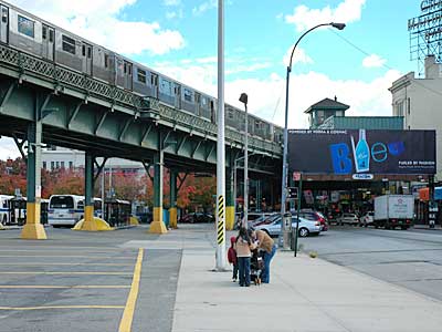 Elevated subway, Broadway and Roebling St, Williamsburg, Brooklyn, New York, USA